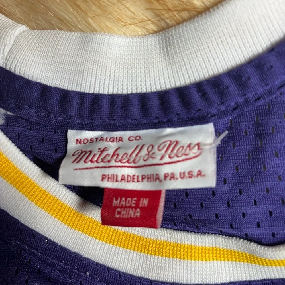 Los Angeles Lakers Away 1984-85 Magic Johnson Swingman Jersey XXL - Picture 3 of 6